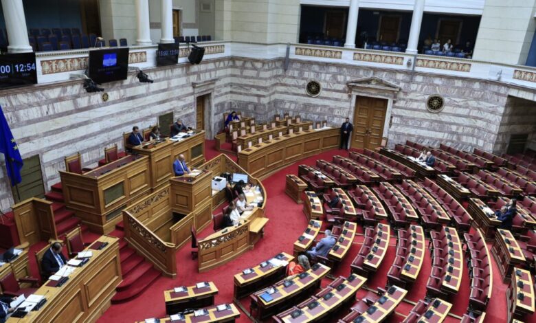Στη-Βουλή-η-συζήτηση-της-πρότασης-της-ΝΔ-για-Εξεταστική-σχετικά-με-τον-ΟΠΕΚΕΠΕ-–-Δείτε-live