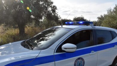 Βόλος:-52χρονη-συνελήφθη-για-παιδική-πορνογραφία-–-Πουλούσε-γυμνές-φωτογραφίες-της-ανήλικης-κόρης-της