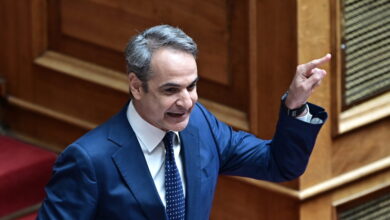 Μητσοτάκης-σε-Ανδρουλάκη:-Είστε-πάντα-εκνευρισμένος,-αλλά-σήμερα-κοκκινίσατε-–-Παρουσιάζεστε-ως-ένα-κακέκτυπο-του-’80-χωρίς-το-χάρισμα-του-Ανδρέα-Παπανδρέου