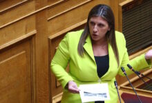 Η-Ζωή-Κωνσταντοπούλου-επιτέθηκε-στην-Τίνα-Μεσσαροπούλου-από-το-βήμα-της-Βουλής-–-«Πανελίστρια»,-«ξετσιπωσιά»