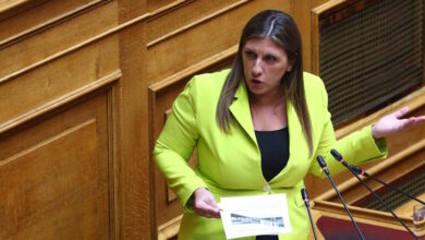 Η-Ζωή-Κωνσταντοπούλου-επιτέθηκε-στην-Τίνα-Μεσσαροπούλου-από-το-βήμα-της-Βουλής-–-«Πανελίστρια»,-«ξετσιπωσιά»