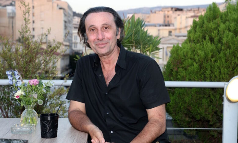 Ρένος-Χαραλαμπίδης:-«Θα-ήθελα-να-ευχαριστήσω-όλους-αυτούς-τους-άντρες-που-με-σώσανε,-παίρνοντάς-μου-τις-γυναίκες»