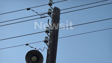 Η-φωτιά-στη-λεωφόρο-Βάρης-–-Κορωπίου-ξεκίνησε-από-κολόνα-ρεύματος