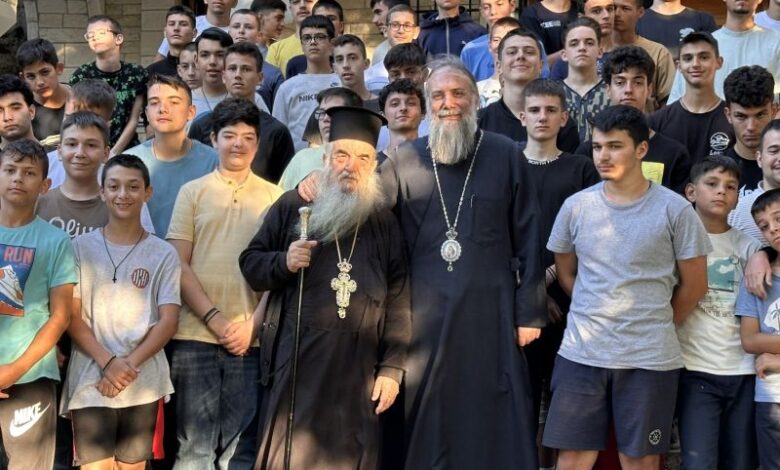 Επίσκεψη-του-Μητροπολίτη-Τρίκκης-στην-κατασκήνωση-της-ΓΕΧΑ