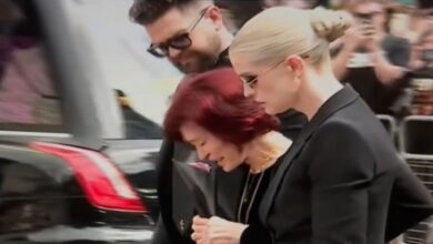h-sharon-osbourne-κατέρρευσε-στην-κηδεία-του-ozzy-–-Σκιά-του-εαυτού-της-στο-ύστατο-χαίρε-στον-άνδρα-της-ζωής-της