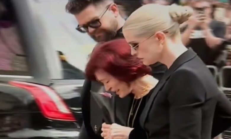 h-sharon-osbourne-κατέρρευσε-στην-κηδεία-του-ozzy-–-Σκιά-του-εαυτού-της-στο-ύστατο-χαίρε-στον-άνδρα-της-ζωής-της