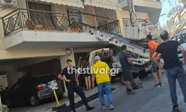 Θεσσαλονίκη:-Γερανός-στον-Δήμο-Νεάπολης-–-Συκεών-έπεσε-σε-μπαλκόνι-διαμερίσματος