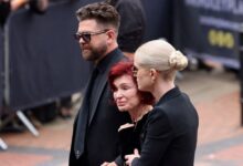 ozzy-osbourne:-Το-Μπέρμιγχαμ-αποχαιρετά-τον-«Πρίγκιπα-του-Σκότους»-–-xιλιάδες-fans-στη-νεκρική-πομπή
