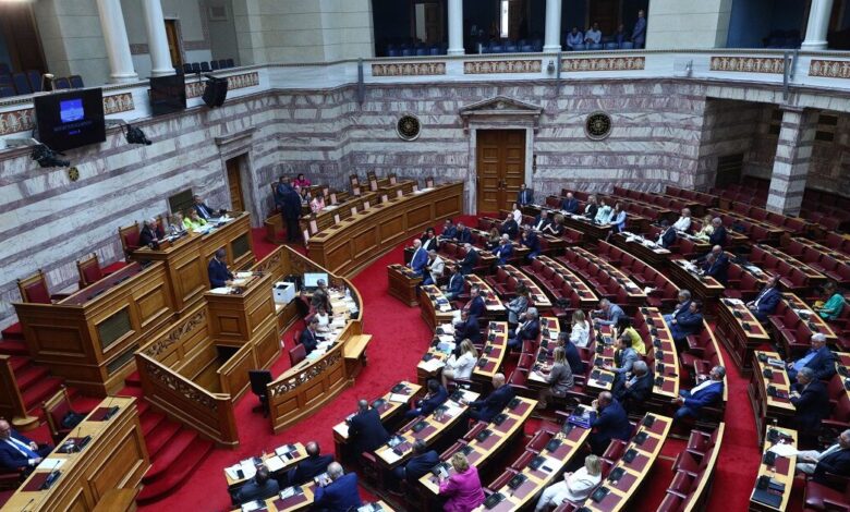 «Φθηνό-λαϊκισμό»-και-«δημιουργία-εντυπώσεων»-χαρακτηρίζουν-κυβερνητικές-πηγές-την-μαζική-αποχώρηση-της-Αντιπολίτευσης-από-την-ψηφοφορία-για-προανακριτική