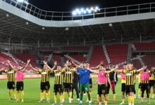 Χάποελ-Μπερ-Σεβά-–-ΑΕΚ:-Οι-πανηγυρισμοί-των-παικτών-της-Ένωσης-και-η-αγκαλιά-του-Ηλιόπουλου-στον-Νίκολιτς
