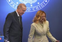 Τριμερής-Τουρκίας-–-Ιταλίας-–-Λιβύης-στην-Κωνσταντινούπολη:-Ερντογάν,-Μελόνι-και-Ντμπεϊμπά-συζητούν-για-μεταναστευτικό-και-ενεργειακά