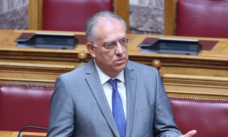 Ο-Τάκης-Θεοδωρικάκος-έστειλε-εξώδικο-στον-δημοσιογράφο-Μανώλη-Κοττάκη-για-«συκοφαντικό-δημοσίευμα»