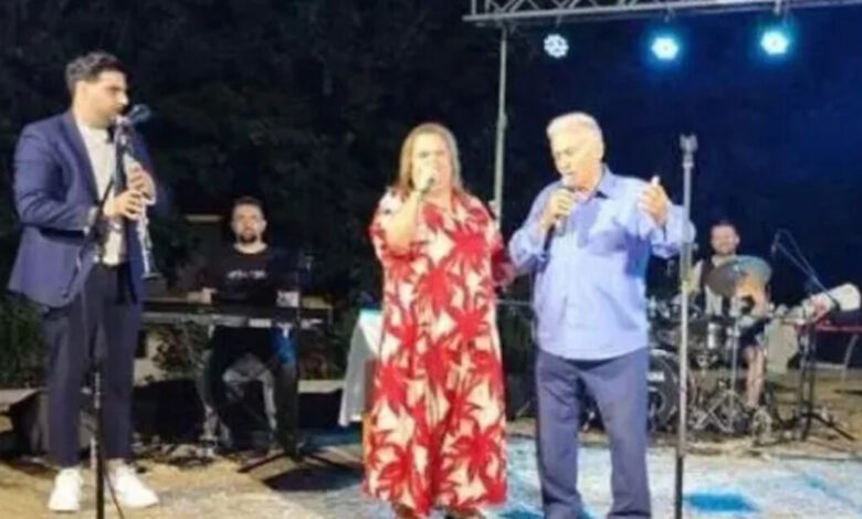 Παναγιώτης-Ψωμιάδης-και-Έφη-Θώδη-σε-πανηγύρι-–-Το-ντουέτο-και-η-γυροβολιά