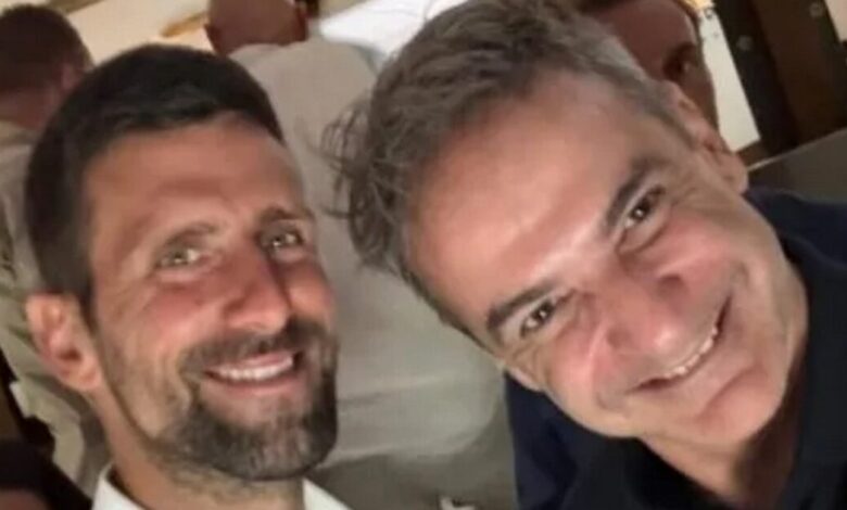 Ο-Νόβακ-Τζόκοβιτς-και-ο-Κυριάκος-Μητσοτάκης-έβγαλαν-selfie-στην-Τήνο