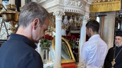 Ο-Κυριάκος-Μητσοτάκης-στην-Παναγιά-της-Τήνου-με-τον-Νόβακ-Τζόκοβιτς