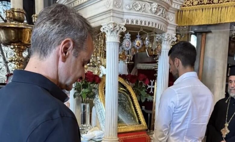 Ο-Κυριάκος-Μητσοτάκης-στην-Παναγιά-της-Τήνου-με-τον-Νόβακ-Τζόκοβιτς