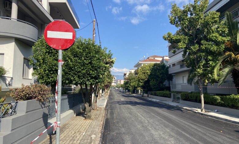 Τρίκαλα:-Στην-οδό-Χαρ.-Τρικούπη-τα-συνεργεία-του-Δήμου-–-Μια-ακόμη-“πληγή”-του-οδικού-δικτύου-κλείνει