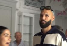 Ο-Εβάν-Φουρνιέ-κάνει-βόλτα-στα-γραφικά-σοκάκια-της-Μυκόνου