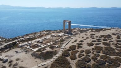 Νάξος:-Ασφάλισαν-με-συρματόπλεγμα-την-Πορτάρα-μετά-το-περιστατικό-με-τον-τουρίστα-που-σήκωσε-αρχαίο-μάρμαρο