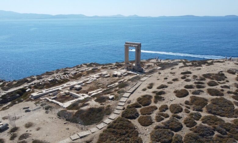 Νάξος:-Ασφάλισαν-με-συρματόπλεγμα-την-Πορτάρα-μετά-το-περιστατικό-με-τον-τουρίστα-που-σήκωσε-αρχαίο-μάρμαρο