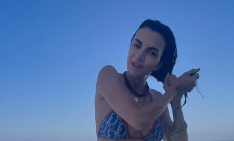 Η-Μαρία-Σολωμού-«πυρπολεί»-το-instagram-–-Ποζάρει-με-μπικίνι-στη-Σαντορίνη