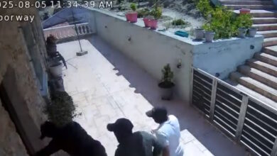 Βίντεο-–-ντοκουμέντο-από-εισβολή-σε-σπίτι-στην-Αρχαία-Κόρινθο:-Τέσσερις-κουκουλοφόροι-παραβιάζουν-κατοικία-μέρα-μεσημέρι