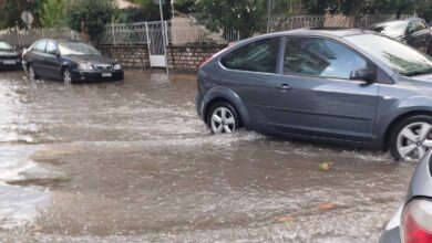 Τρίκαλα:-Πολίτες-καθαρίζουν-φρεάτια-για-2η-μέρα-στο-κέντρο