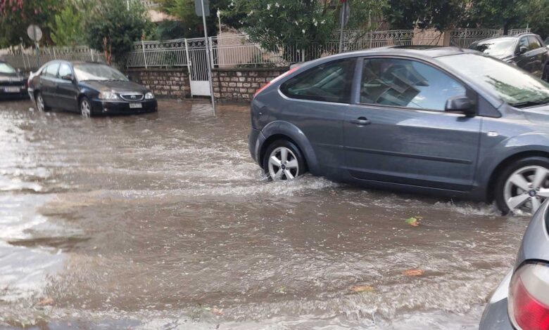 Τρίκαλα:-Πολίτες-καθαρίζουν-φρεάτια-για-2η-μέρα-στο-κέντρο