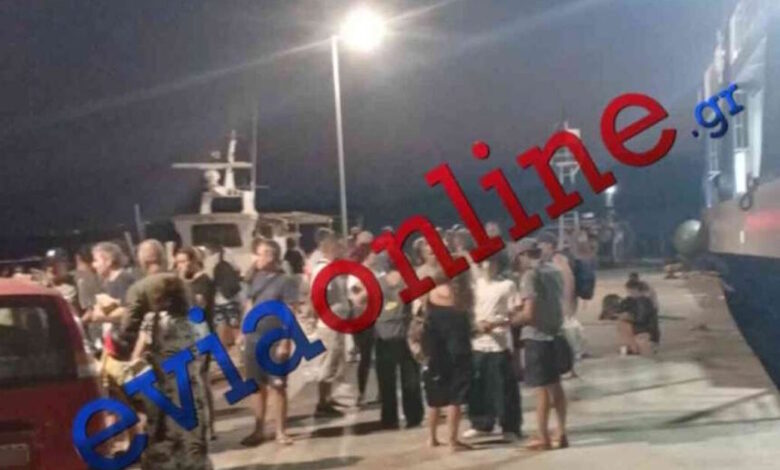 Νέα-Στύρα:-Το-πλοίο-παραμένει-κολλημένο-στην-ξέρα-–-Σε-Μαρμάρι-και-Κάρυστο-διανυκτέρευσαν-οι-επιβάτες