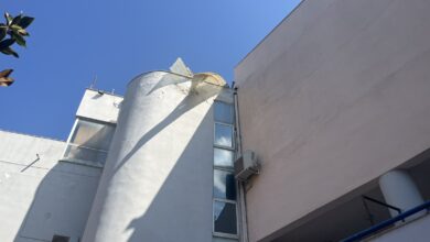 Κίνδυνος-στο-Πολιτιστικό-Κέντρο-Τρικάλων-–-Κρεμασμένο-τμήμα-στέγης-μετά-το-μπουρίνι