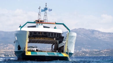 Νέα-Στύρα:-«Κόλλησαν»-τα-πηδάλια,-κατέθεσε-ο-καπετάνιος-του-φεριμπότ-που-έπεσε-σε-ξέρα