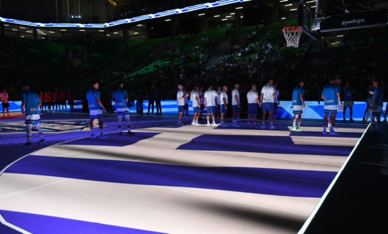 Ελλάδα-–-Βέλγιο:-Το-glass-floor-του-ΟΑΚΑ-«ντύθηκε»-στα-χρώματα-της-Εθνικής-μπάσκετ
