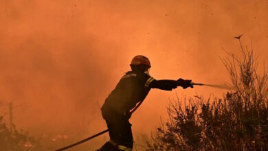 Φωτιά-στην-Αθηνών-–-Σουνίου-στη-Βάρη-σε-ξερά-χόρτα