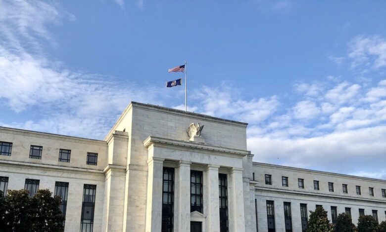 Κασκάρι-(fed):-Πιθανόν-να-χρειαστεί-μια-μείωση-των-επιτοκίων-βραχυπρόθεσμα