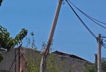 Υμηττός:-Κολόνα-«έσπασε»-από-τους-ισχυρούς-ανέμους-και-κινδυνεύει-να-πέσει-–-Έκλεισε-η-οδός-Λεντάκη