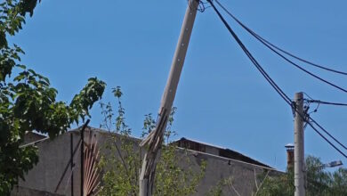 Υμηττός:-Κολόνα-«έσπασε»-από-τους-ισχυρούς-ανέμους-και-κινδυνεύει-να-πέσει-–-Έκλεισε-η-οδός-Λεντάκη