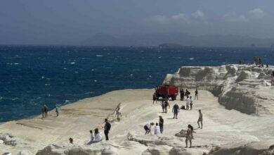 Νεκρό-ζευγάρι-από-πνιγμό-στο-Σαρακήνικο-Μήλου:-Βούτηξε-να-σώσει-την-σύζυγό-του-που-παρασύρθηκε-από-τον-αέρα