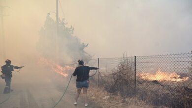 Φωτιά-στην-Κερατέα:-Νεκρός-στην-περιοχή-Τογάνι,-μαζικές-εκκενώσεις-οικισμών-και-σπίτια-παραδομένα-στις-φλόγες