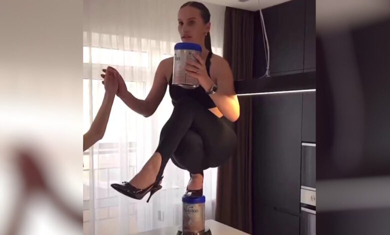 Στο-νοσοκομείο-Ρωσίδα-influencer-για-χάρη-ενός-tiktok-challenge:-Έπαθε-κάταγμα-σπονδύλου-λόγω-του-«nicki-minaj-stiletto»