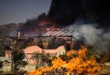 Φωτιά-στην-Κερατέα:-Ανεξέλεγκτος-ο-πύρινος-εφιάλτης,-κάηκαν-και-άλλα-σπίτια-–-Μπαράζ-μηνυμάτων-του-112-για-εκκενώσεις
