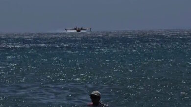 Μπάνιο-με-τα-canadair-στην-Ανάβυσσο-–-Ανεφοδιάζονται-μπροστά-στους-κολυμβητές