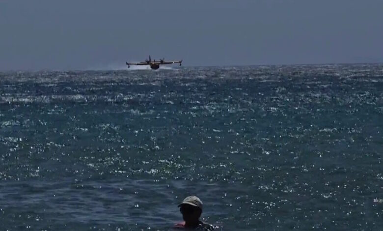 Μπάνιο-με-τα-canadair-στην-Ανάβυσσο-–-Ανεφοδιάζονται-μπροστά-στους-κολυμβητές