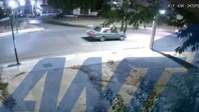 Ζεφύρι:-Η-στιγμή-που-το-αυτοκίνητο-παρέσυρε-τη-μηχανή-και-εξαφανίστηκε-–-Παραμένει-ασύλληπτος-ο-ασυνείδητος-οδηγός
