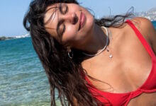Η-Δανάη-Παππά-«ρίχνει»-το-instagram,-ποζάροντας-σε-παραλία-στην-Αντίπαρο-με-κατακόκκινο-μαγιό