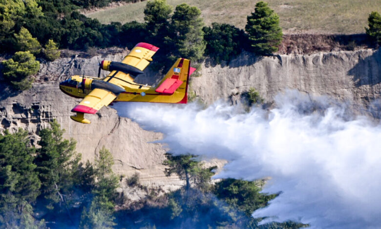 canadair:-Τα-«μαχητικά-της-φωτιάς»-στην-πρώτη-γραμμή-της-μάχης-με-τις-φλόγες