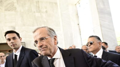 Γεωργία-και-Αντώνης-Σαμαράς-αποχαιρετούν-τη-Λένα-τους:-Αποτυπωμένος-στα-πρόσωπά-τους-ο-ανείπωτος-πόνος