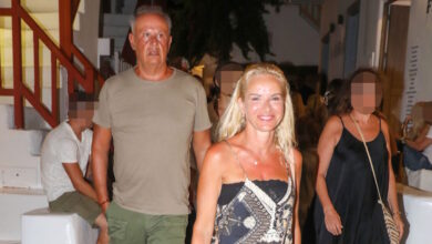 Μαρία-Μπεκατώρου:-Διακοπές-με-τον-σύζυγό-της-στη-Μύκονο-–-Η-βόλτα-στα-Ματογιάννια-με-τον-σκύλο-τους