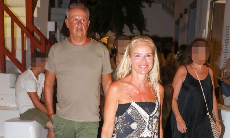 Μαρία-Μπεκατώρου:-Διακοπές-με-τον-σύζυγό-της-στη-Μύκονο-–-Η-βόλτα-στα-Ματογιάννια-με-τον-σκύλο-τους