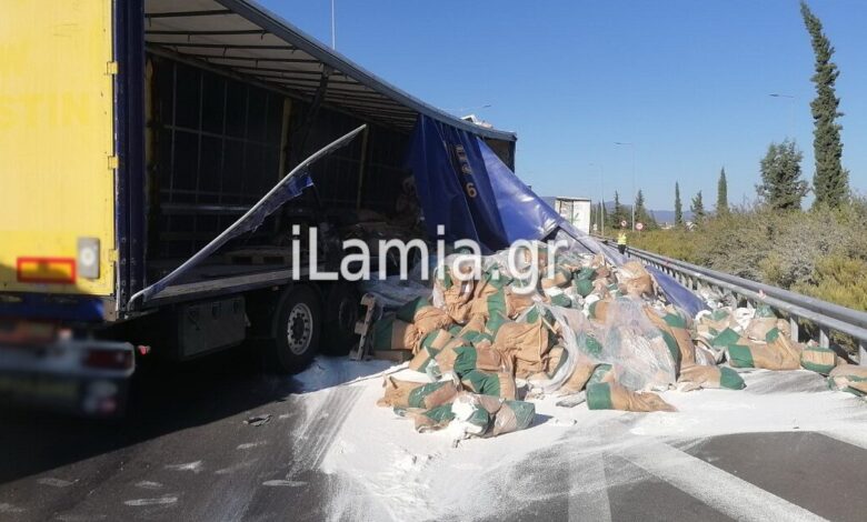 Τροχαίο-με-νταλίκες-στην-Αθηνών-–-Λαμίας:-Έκλεισε-το-ένα-ρεύμα-στην-εθνική-οδό-που-γέμισε-με-αλεύρι