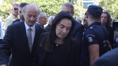 Λένα-Σαμαρά:-«Σε-μια-άδεια-εκκλησία-η-Γεωργία-Σαμαρά-έκλαψε-με-λυγμούς-πάνω-από-το-φέρετρο-της-κόρης-της»